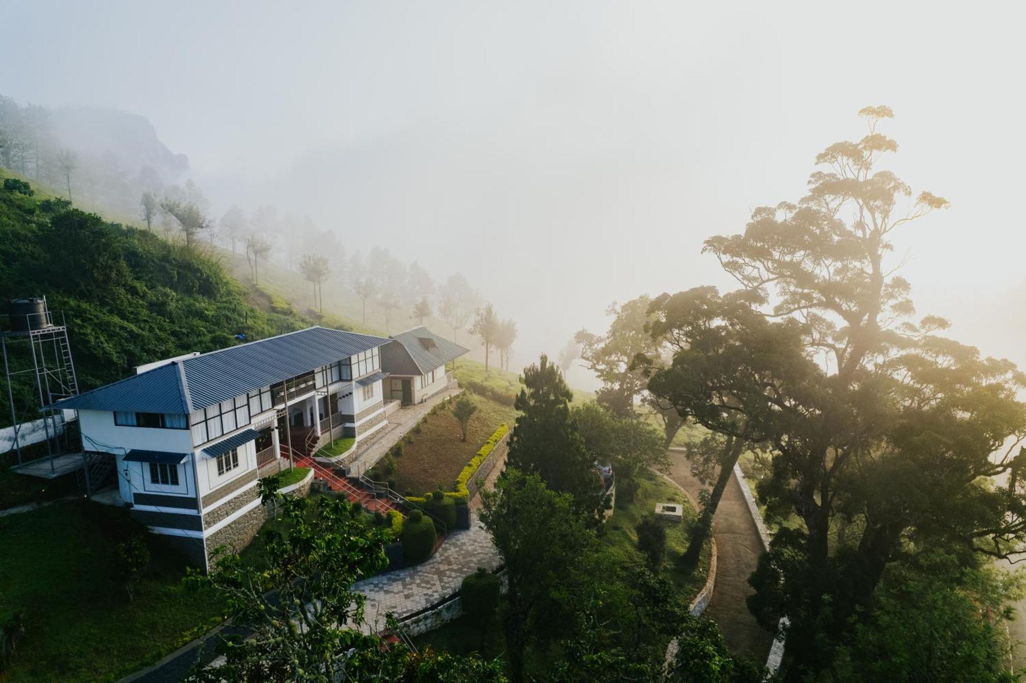 Misty Courtyard Resort Chinnakanal Exterior foto