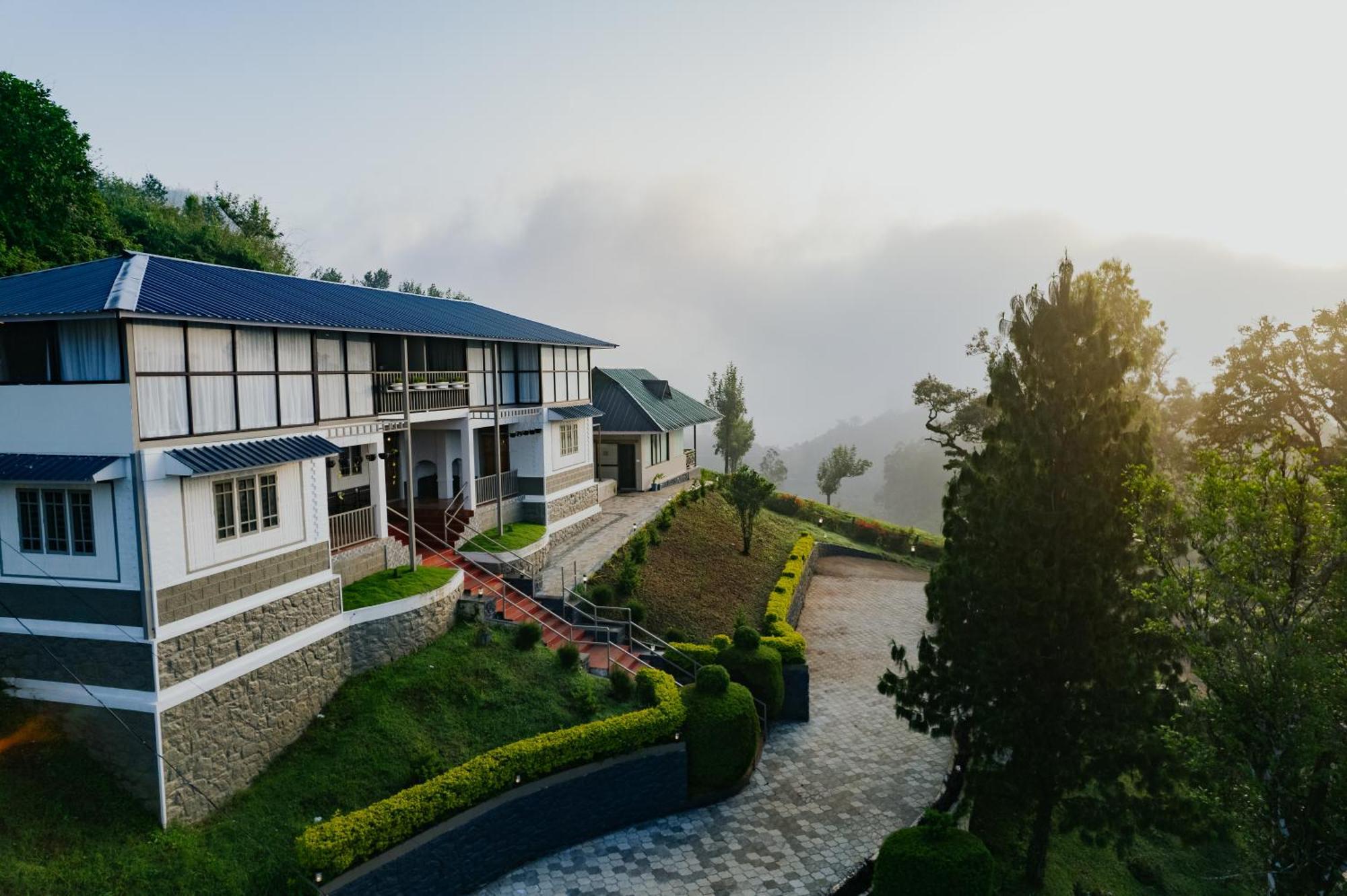 Misty Courtyard Resort Chinnakanal Exterior foto